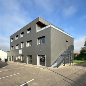 Bâtiment en métal d'une école.
