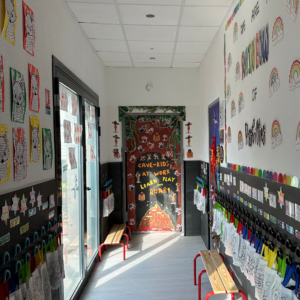 Couloir d'une école avec des coloriages sur les murs.