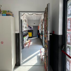 Salle de classe menant à un couloir.