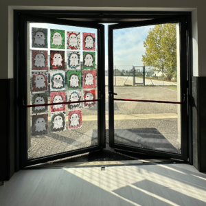 Portes d'une école menant vers l'extérieur.