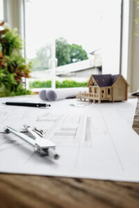 Plan d'architecture avec maquette en bois.