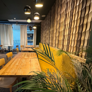 Un mur en bois avec des tables de restaurant.