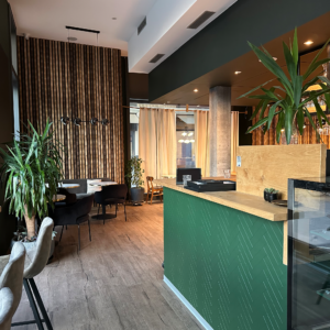 Une salle de restaurant avec des tables et un bar.
