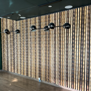 Pose d'un mur en lattes de bois.