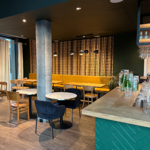 Salle de restaurant colorée.