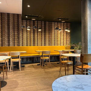 Des tables, des chaises et des banquettes de restaurant.